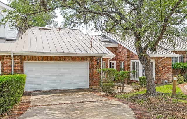2-bedroom rental at 27 Villa Jardin in San Antonio, TX — photo 2