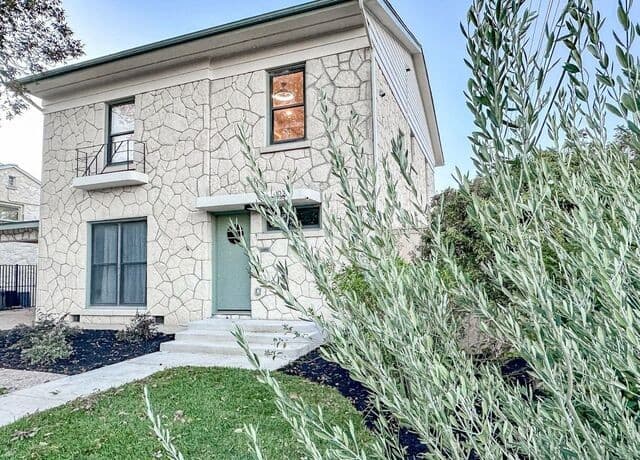 4-bedroom rental at 102 Luther Dr in Olmos Park, TX — photo 2