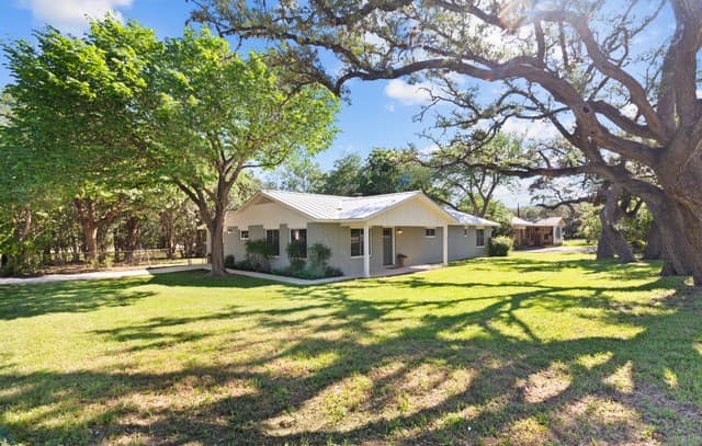 4-bedroom rental at 404 Oak Park Dr in Boerne, TX — photo 3
