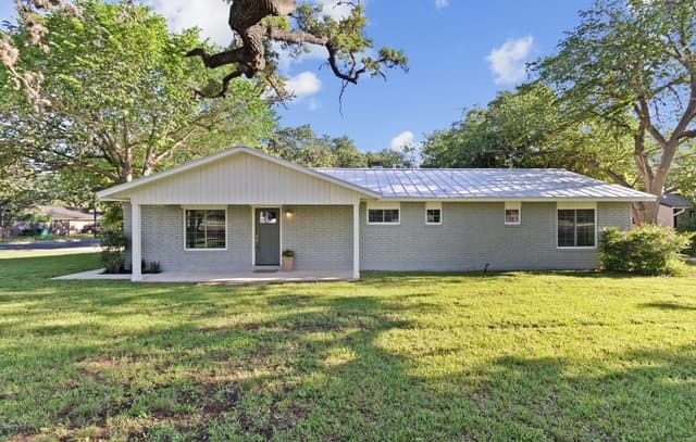 4-bedroom rental at 404 Oak Park Dr in Boerne, TX — photo 4