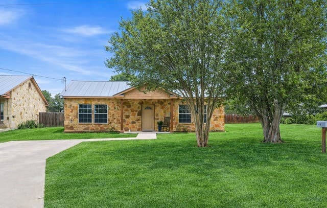 2-bedroom rental at 414 Harl St in Pleasanton, TX — photo 1