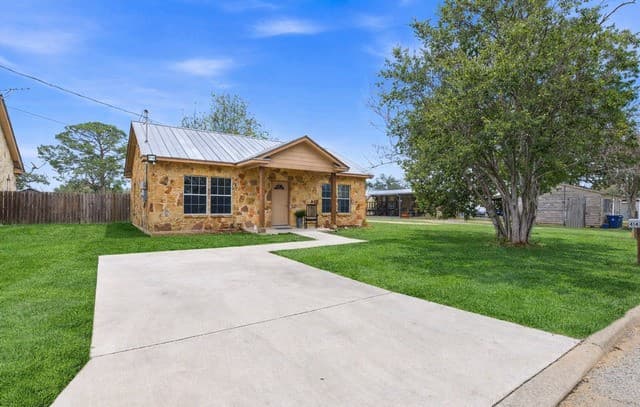 2-bedroom rental at 414 Harl St in Pleasanton, TX — photo 2