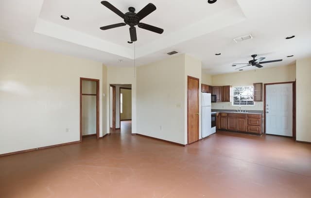 2-bedroom rental at 414 Harl St in Pleasanton, TX — photo 5