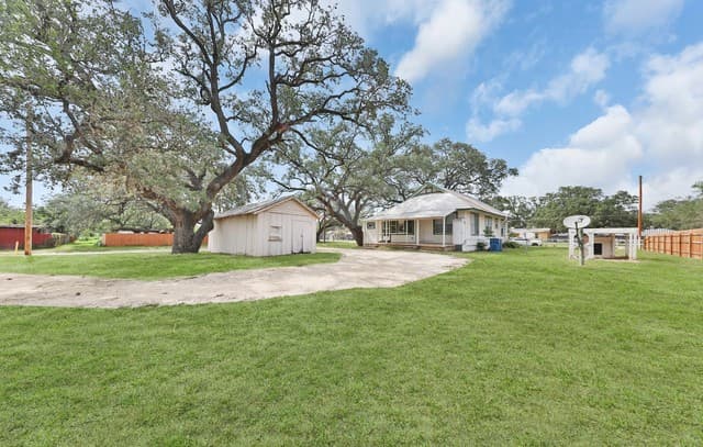 Home for sale at 804 Commerce St in Pleasanton, TX — photo 2