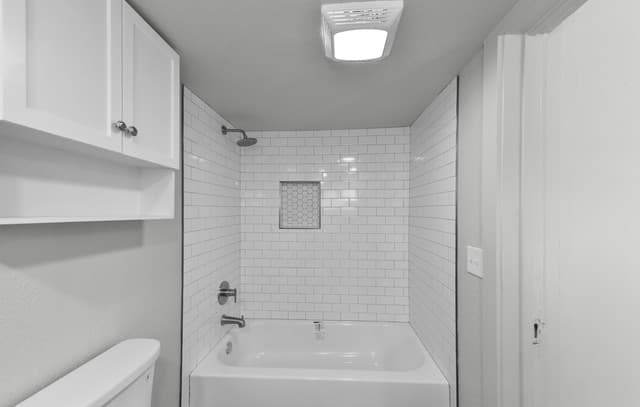 Home for sale at 804 Commerce St in Pleasanton, TX — photo 4