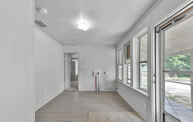 Home for sale at 804 Commerce St in Pleasanton, TX — photo 5