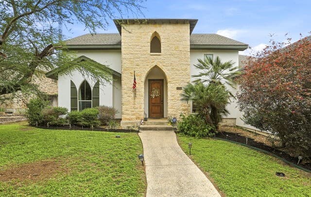 4-bedroom rental at 13314 Wind Rdg in Helotes, TX — photo 1