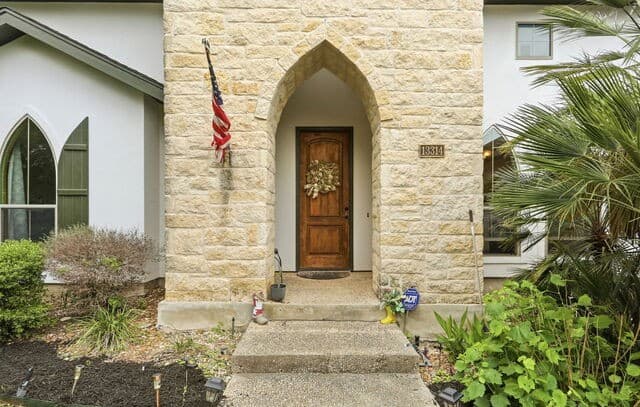 4-bedroom rental at 13314 Wind Rdg in Helotes, TX — photo 2
