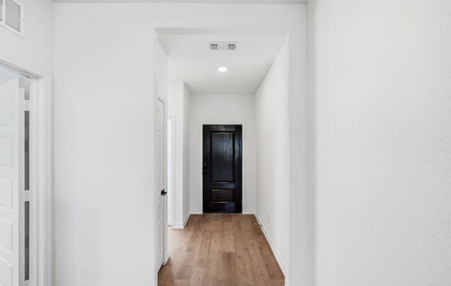 6-bedroom rental at 510 Nightingale Avenue in Marion, TX — photo 3
