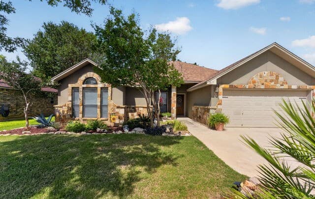Home for sale at 317 Yorktown in Pleasanton, TX — photo 2