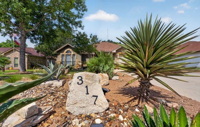 Home for sale at 317 Yorktown in Pleasanton, TX — photo 3