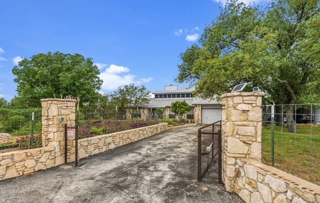 3-bedroom rental at 8017 Kenilworth in Spring Branch, TX — photo 4