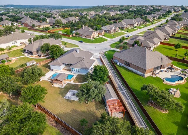 4-bedroom rental at 198 Jasper Pt in Castroville, TX — photo 5