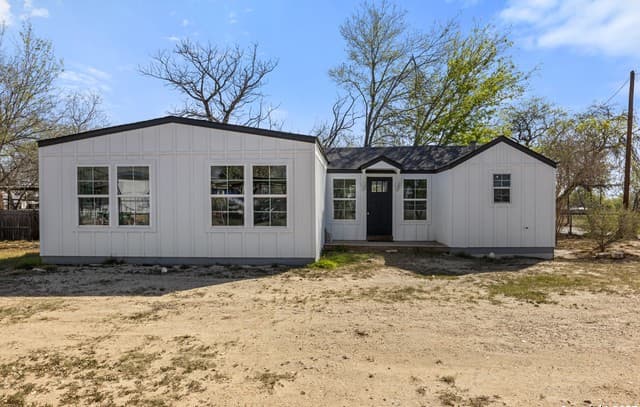 3-bedroom rental at 362 Avenue J in Poteet, TX — photo 1