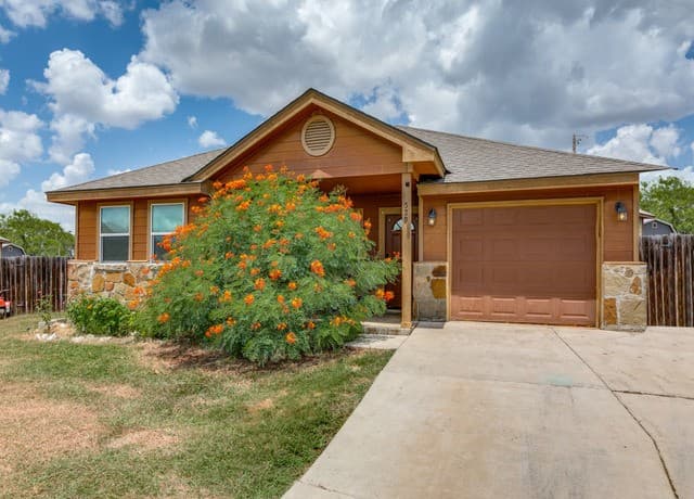 3-bedroom rental at 529 Indian Crossing in Jourdanton, TX — photo 1