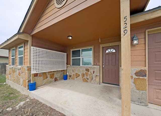 3-bedroom rental at 529 Indian Crossing in Jourdanton, TX — photo 2