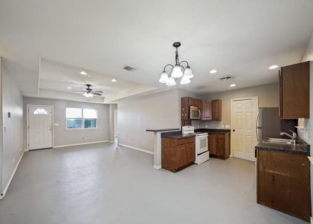 3-bedroom rental at 529 Indian Crossing in Jourdanton, TX — photo 5