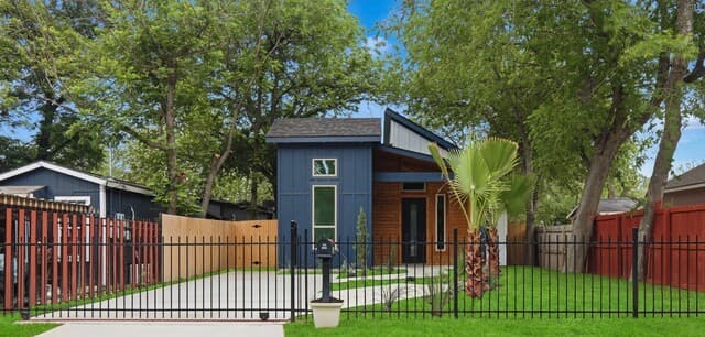 Home for sale at 1204 Center St in San Antonio, TX — photo 2