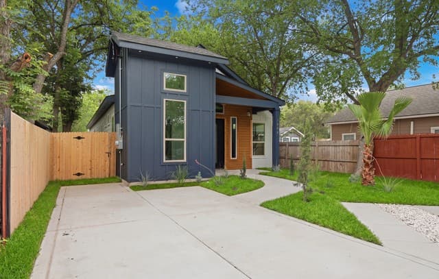 Home for sale at 1204 Center St in San Antonio, TX — photo 4