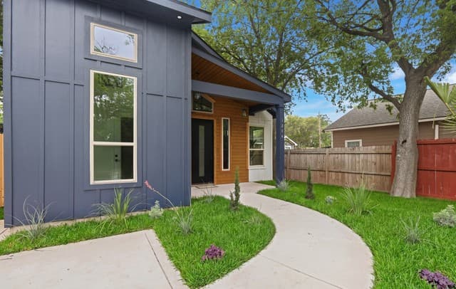 Home for sale at 1204 Center St in San Antonio, TX — photo 5