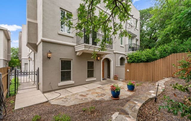 3-bedroom rental at 225 E Mulberry Unit 211-2 in San Antonio, TX — photo 1