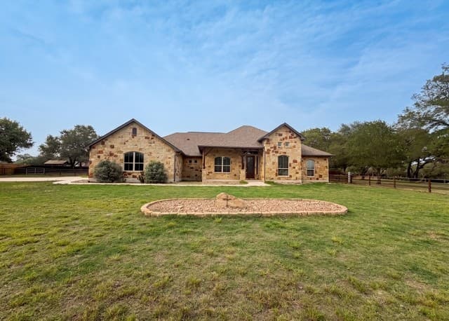 4-bedroom rental at 105 E Eden Vly in Adkins, TX — photo 1