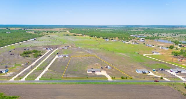 4-bedroom rental at 250 Cr 325 in Jourdanton, TX — photo 2