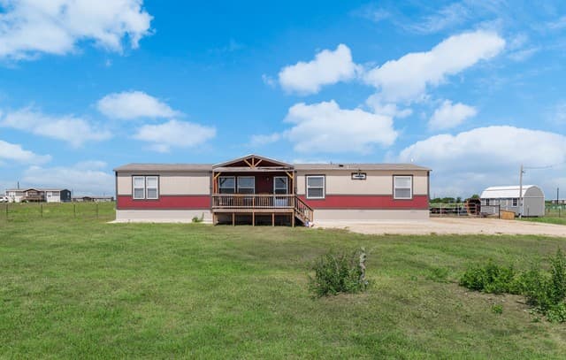 4-bedroom rental at 250 Cr 325 in Jourdanton, TX — photo 3