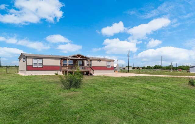 4-bedroom rental at 250 Cr 325 in Jourdanton, TX — photo 5