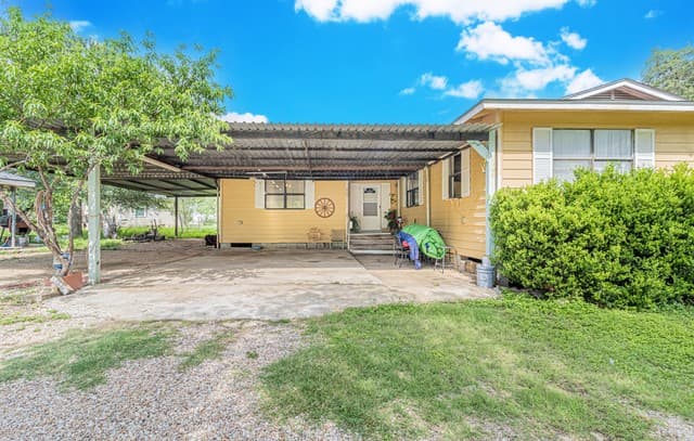 4-bedroom rental at 10805 Hollowell Rd in Atascosa, TX — photo 2