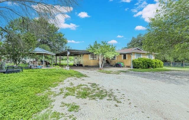 4-bedroom rental at 10805 Hollowell Rd in Atascosa, TX — photo 5
