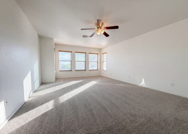 4-bedroom rental at 121 Springtree Gate in Cibolo, TX — photo 4