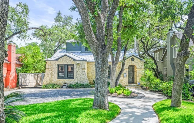 5-bedroom rental at 258 Tuxedo Ave in San Antonio, TX — photo 2