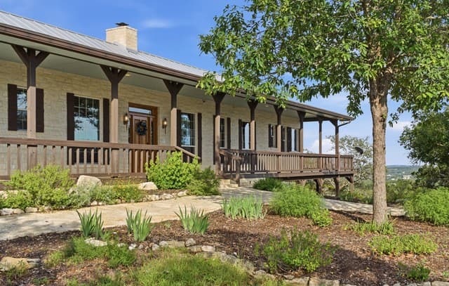 5-bedroom rental at 26 Seewald Rd in Boerne, TX — photo 5