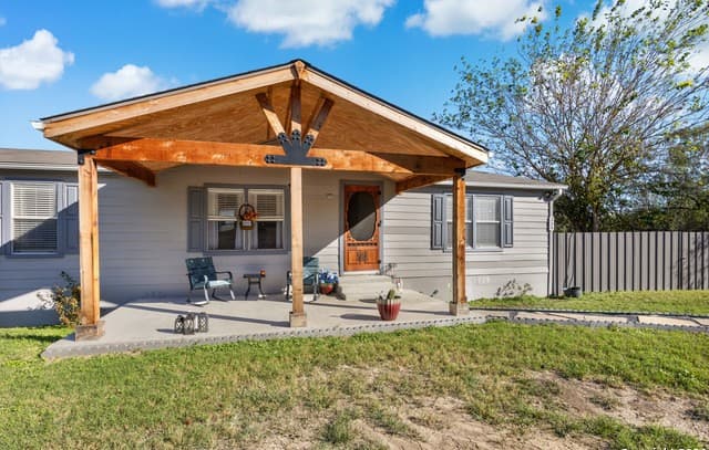 4-bedroom rental at 339 County Road 5631 in Castroville, TX — photo 1