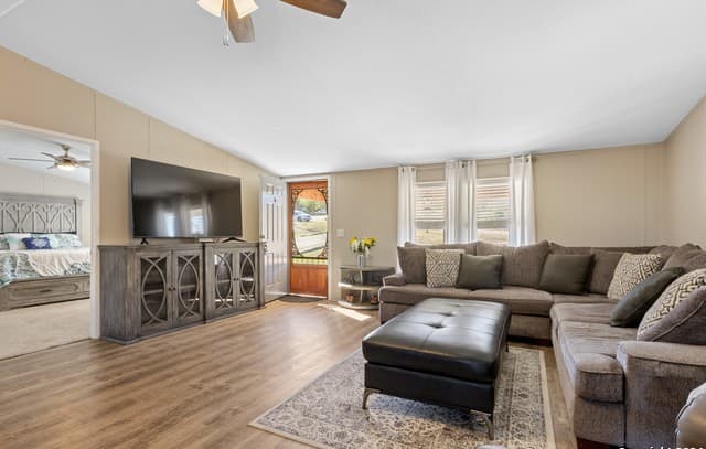 4-bedroom rental at 339 County Road 5631 in Castroville, TX — photo 3