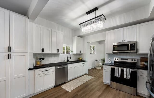 5-bedroom rental at 536 Commerce St in Pleasanton, TX — photo 1
