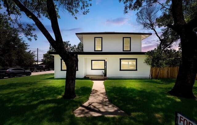 5-bedroom rental at 536 Commerce St in Pleasanton, TX — photo 2