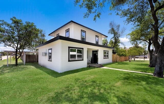 5-bedroom rental at 536 Commerce St in Pleasanton, TX — photo 3