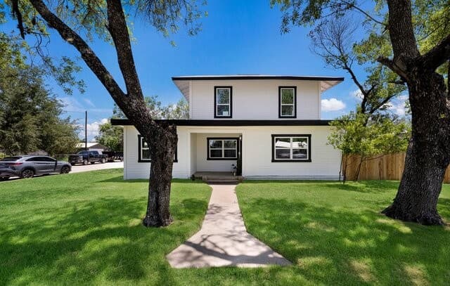 5-bedroom rental at 536 Commerce St in Pleasanton, TX — photo 4