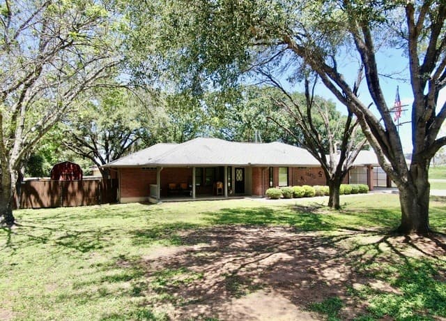 3-bedroom rental at 19470 Blume Dr in Lytle, TX — photo 3