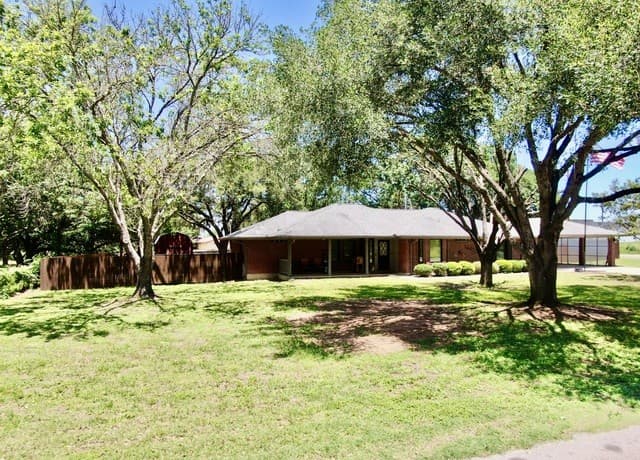3-bedroom rental at 19470 Blume Dr in Lytle, TX — photo 5