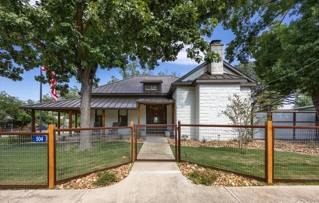 3-bedroom rental at 504 6th in Comfort, TX — photo 2