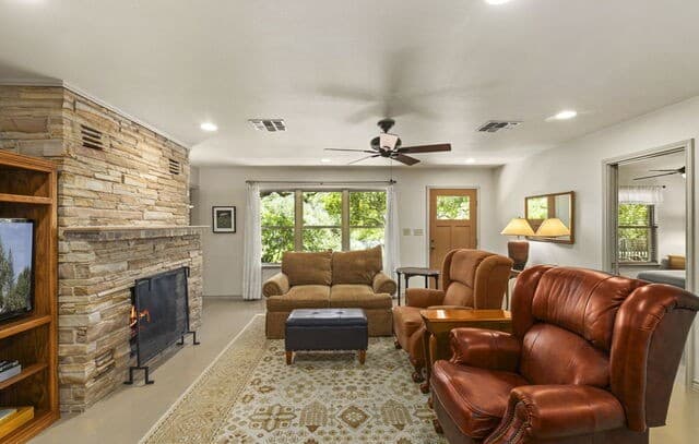 3-bedroom rental at 8627 Flint Rock Dr in Boerne, TX — photo 4