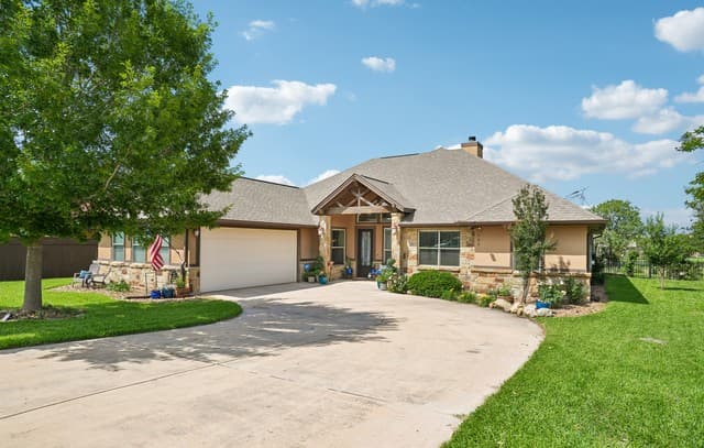 Home for sale at 137 Fairway Dr in Floresville, TX — photo 2