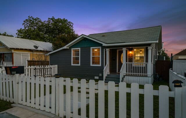 Home for sale at 1910 W Craig Pl in San Antonio, TX — photo 2
