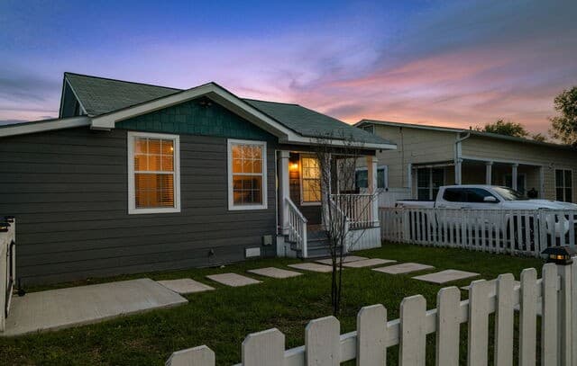 Home for sale at 1910 W Craig Pl in San Antonio, TX — photo 4