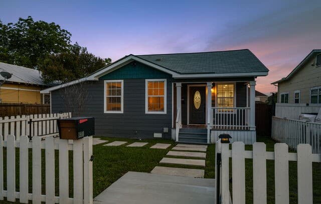 Home for sale at 1910 W Craig Pl in San Antonio, TX — photo 5