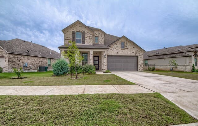 5-bedroom rental at 501 Huntwick Drive in Boerne, TX — photo 2
