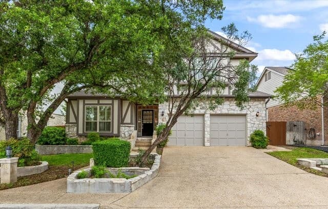 4-bedroom rental at 18 Court Cir in San Antonio, TX — photo 2